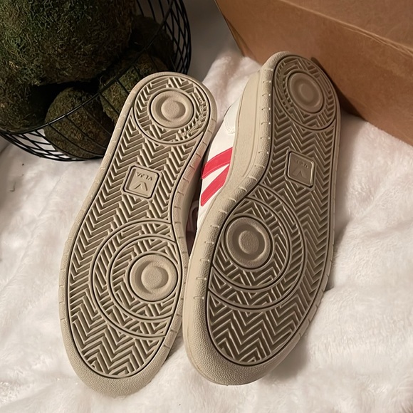 *NIB* Veja V-10 Vegan Neon White Rose Size 40/8.5 Brand New $195 - Picture 3 of 3